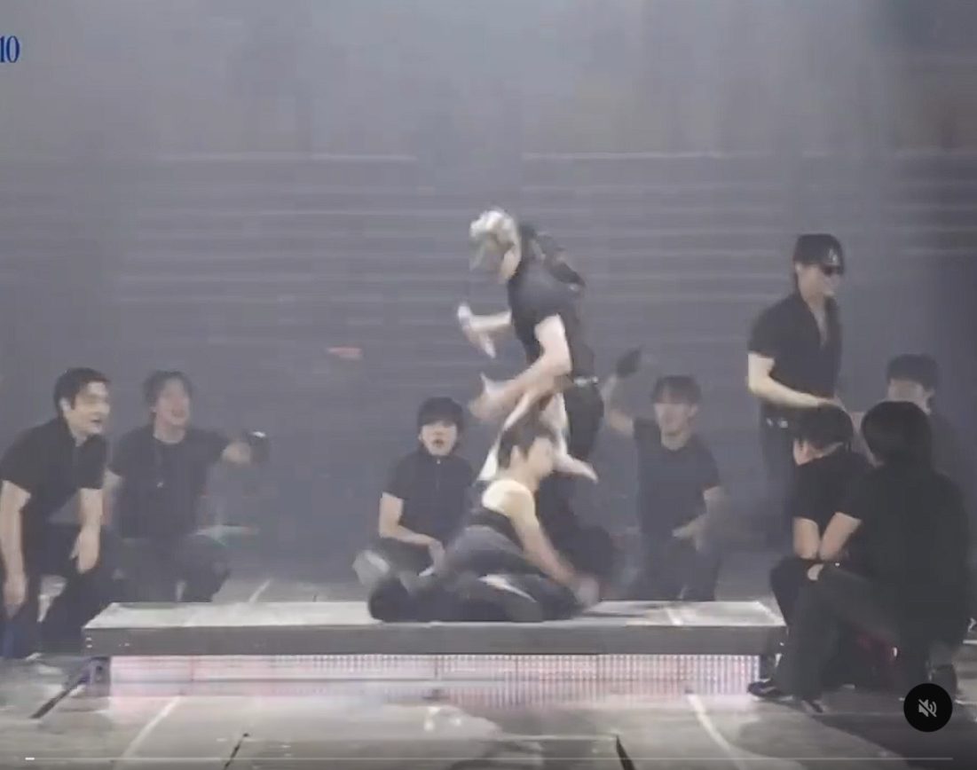 SJ東海在舞台上不慎摔倒。(圖/翻攝Threads)